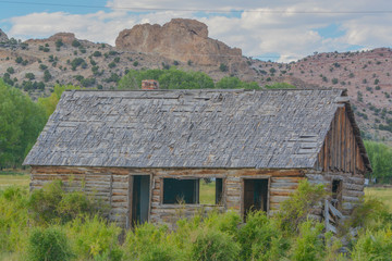 Fototapeta na wymiar Rustic old abandoned cabin in the countryside of Manila, Utah