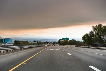 Smoke cloud created by the LNU, CZU and SCU lightning complex wildfires covering the South San Francisco Bay Area sky and causing bad air quality over the entire area; San Jose, California - obrazy, fototapety, plakaty