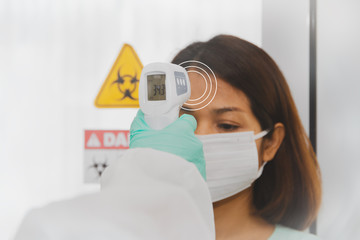 Middle-aged women receive a digital temperature probe Infravermelho body infrared frontal...
