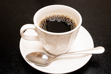 白いカップに入った熱いコーヒー
