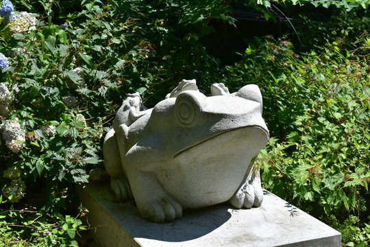 カエルの石像