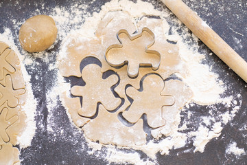 Lebkuchen-Männer backen. 