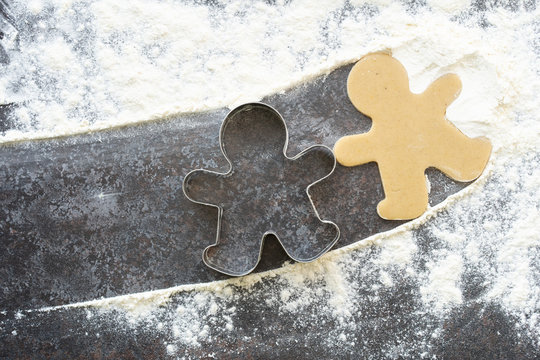 Lebkuchen-M&auml;nner schlittern im Mehl. 