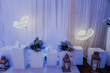 gold crystal lamp for wedding decoration, white leaves theme blue background