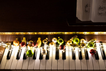 Weihnachtlich dekoriertes Klavier.