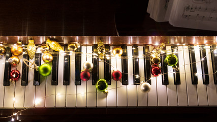Weihnachtlich dekoriertes Klavier.
