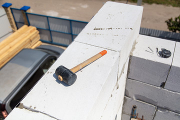 Obraz premium Construction of the walls of the house from foam concrete bricks.