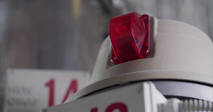 Allarme rosso lampeggiante in sito industriale