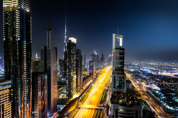 Fototapeta na wymiar Die urbane Skyline von Dubai and der Sheikh Zayed Straße bei Nacht, Vereinigte Arabische Emirate