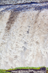 Obraz premium Roaring water cascading into the abyss