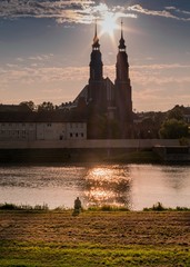 katedra w Opolu nad brzegiem Odry o wschodzie słońca © Henryk Niestrój