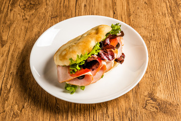 中東料理　ピタパンのサンドウィッチ　pita bread