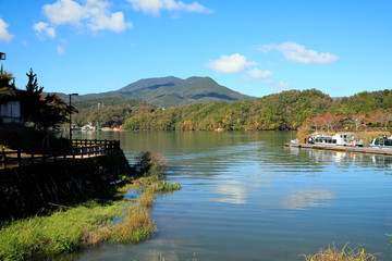 Obraz premium 秋の恵那峡と木曽川の紅葉風景 (岐阜県)