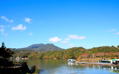 Fototapeta na wymiar 秋の恵那峡と木曽川の紅葉風景　(岐阜県)