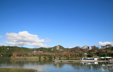 秋の恵那峡と木曽川の紅葉風景　(岐阜県)