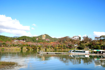 秋の恵那峡と木曽川の紅葉風景　(岐阜県)