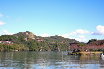 秋の恵那峡と木曽川の紅葉風景　(岐阜県)