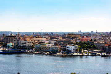 Obraz premium The center of Old Havana seen from the riverside.