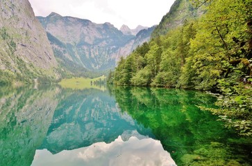 Fototapeta na wymiar Wasserspiegelung am Obersee, Berchtesgaden