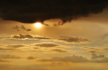 Sonnenuntergang mit Gewitterwolken