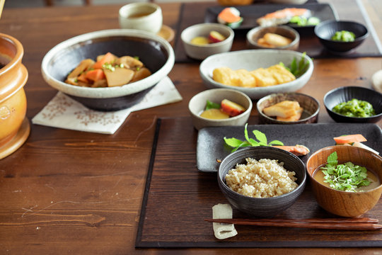 食卓の上の和食