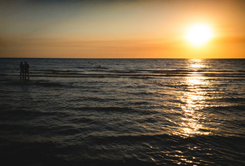 Obraz premium couple at the sunset beach