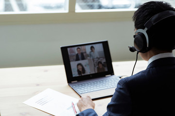 オンラインミーティングをするビジネスマン