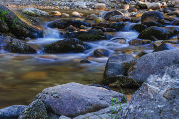 Cascada de agua en un rio en la montaña