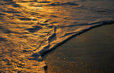夕暮れ　夕焼け　海　波　浜　波打ち際　素材