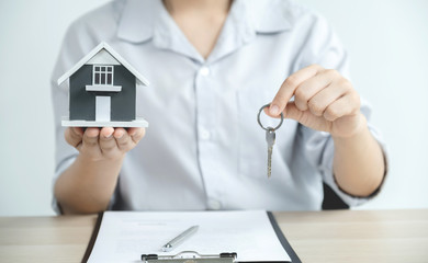 Hand a real estate agent, hold the keys, and explain the business contract, rent, buy, mortgage, loan, or home insurance