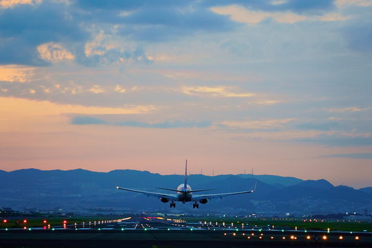 【大阪府】伊丹空港に着陸する飛行機 / Airplane landing at Osaka International Airport (Itami Airport)