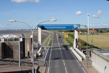 Naklejka premium Küstenstraße von der Brücke mit Deich