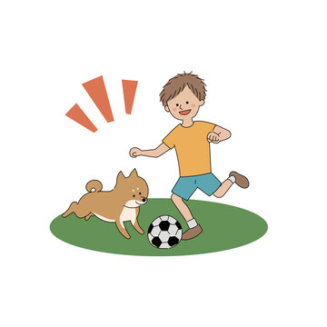 柴犬とサッカーボールで遊ぶ男の子
