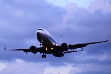 夕暮れの中を飛ぶ飛行機 / Airplane flying into the sunset