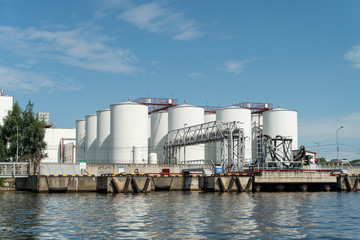 Obraz premium industrial fuel tanks in the seaport, large Industrial tanks for petrol and oil
