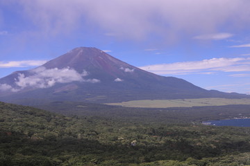 Fototapeta na wymiar 霧が抜けた後に見えた赤い山肌の富士山