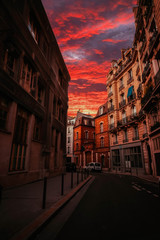Fototapeta premium Beautiful red sunset sky in Paris