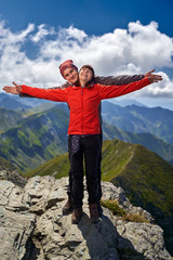 Obraz premium Hiking couple in the mountains