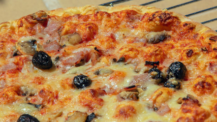 Pizza prête à déguster.