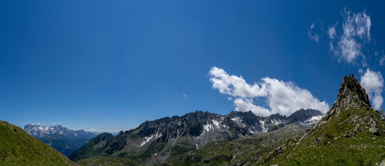 Fototapeta na wymiar panoramic view on the mountain ranges of the dolomites