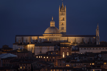 Naklejka premium Sienna cathedral at night illuminated