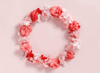 Obraz premium Frame of pink flowers over a pink background