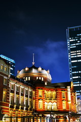Fototapeta na wymiar 丸の内オフィス街に佇む東京駅