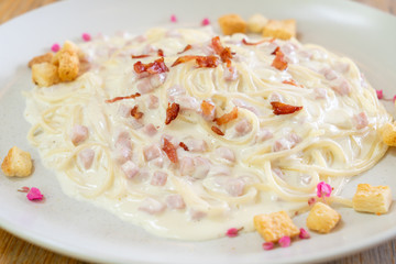spaghetti carbonara cream sauce with bacon