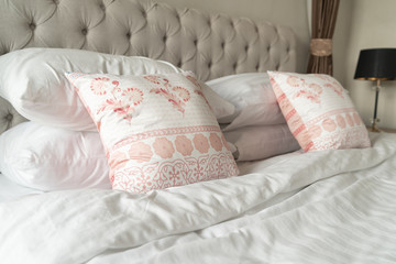 Fototapeta na wymiar beautiful pillow decoration on bed in bedroom