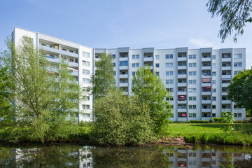 Wohnhaus im Frühling, Hochhaus, Vahr, Bremen, Deutschland, Europa