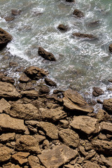 agua chocando contra rocas