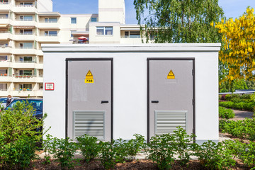 Transformatorenstation vor einem Wohnhaus, Vahr, Bremen, Deutschland, Europa