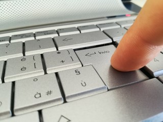 inviare una email con un pc portatile. tastiera elettronica del computer portatile.