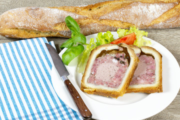 tranche de pâté en croûte richelieu dans une assiette